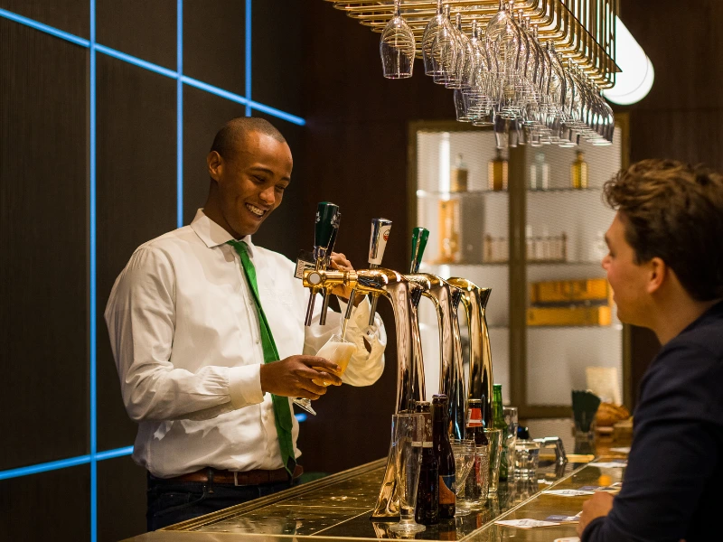 Serving beer Heineken Experience VIP